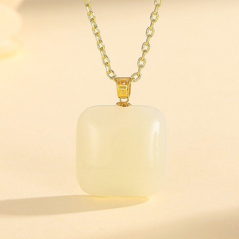 18k方糖和田玉小无事牌吊坠