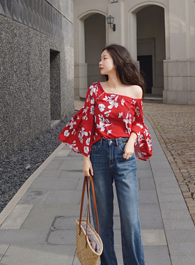 度假红色法式复古一字肩印花雪纺衫女喇叭袖露肩上衣设计感减龄