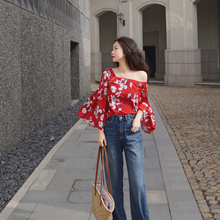 露肩上衣设计感减龄 女喇叭袖 度假红色法式 复古一字肩印花雪纺衫