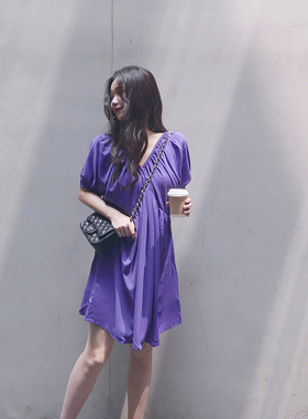 2025紫色夏季天丝chill度假三亚短袖灯笼袖V领褶皱宽松连衣裙女