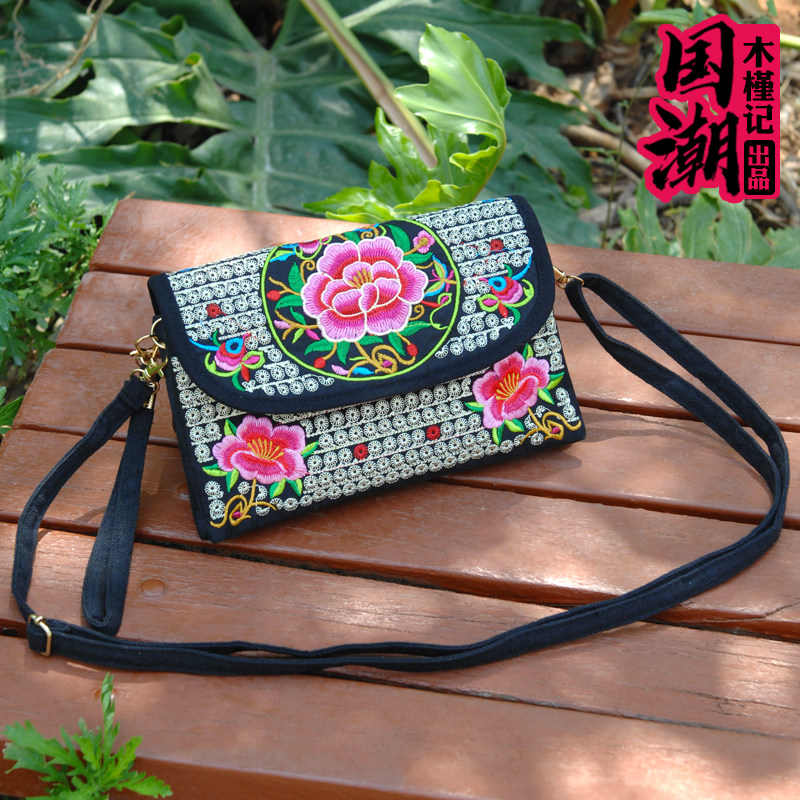 女士斜挎包2025新款民族风刺绣花包帆布小方包手拿手挽手机包钱包