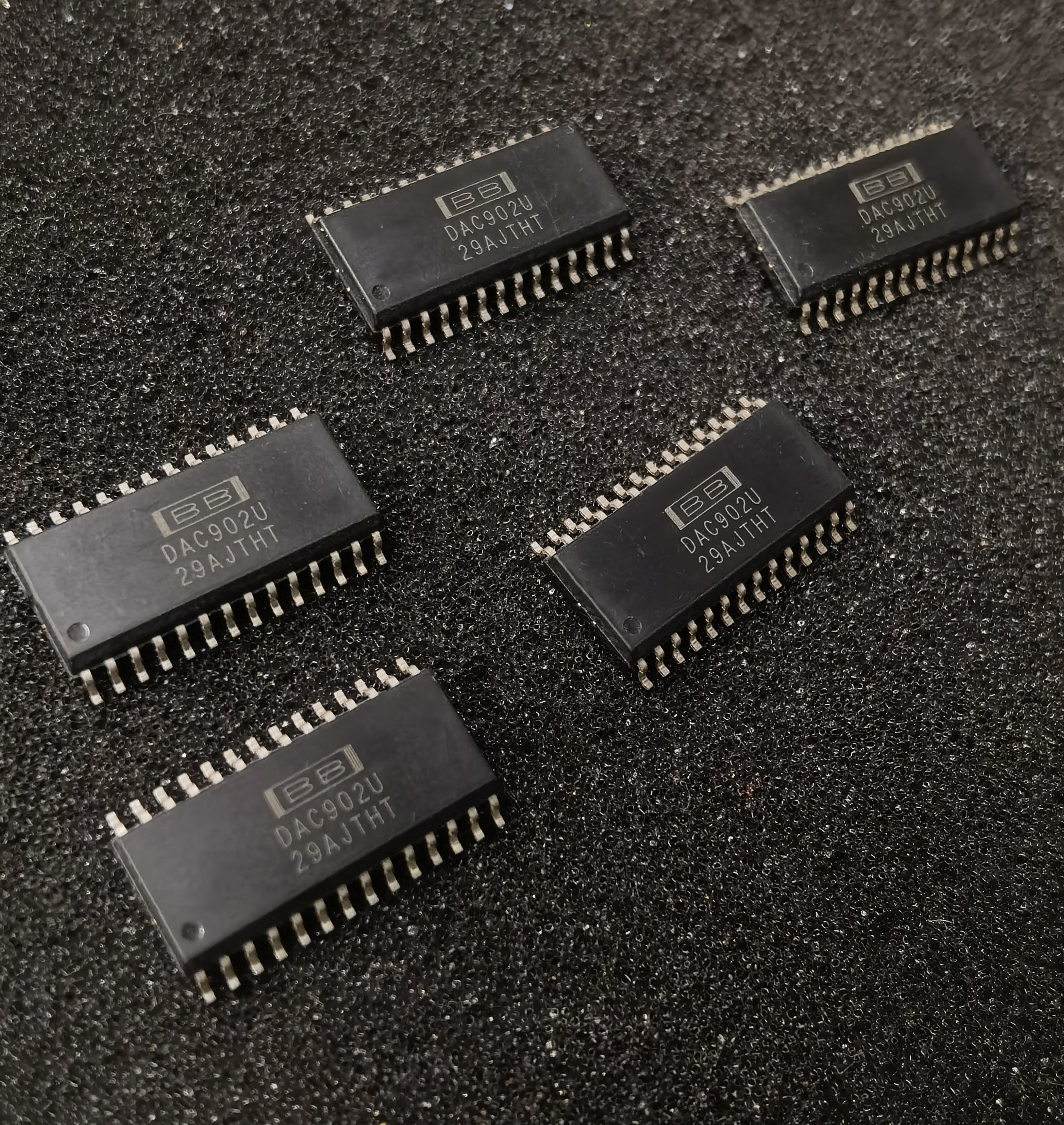 现货DAC902U DAC902 DAC902UB 数模转换器芯片 封装SOP-28贴片