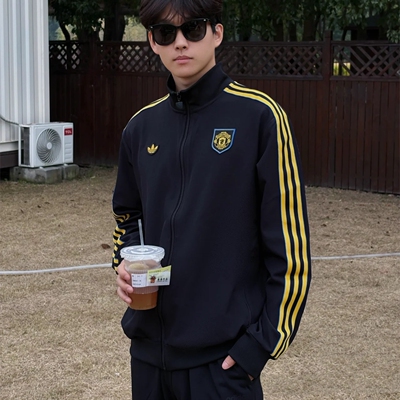 阿迪达斯三叶草曼联立领足球夹克