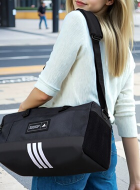 阿迪达斯25新款男女运动健身大容量旅行收纳包斜挎单肩包 IM5523