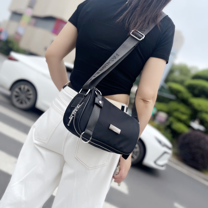 时尚休闲百搭女包2025新款斜挎小包简约轻便枕头包小众手机包黑色