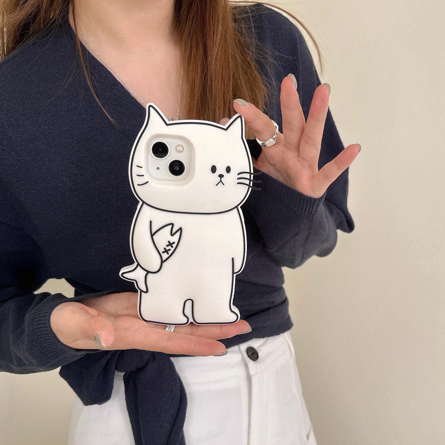 宁宁 趣味可爱白色抱鱼猫咪立体硅胶软女iPhone16Pro Mobile Case