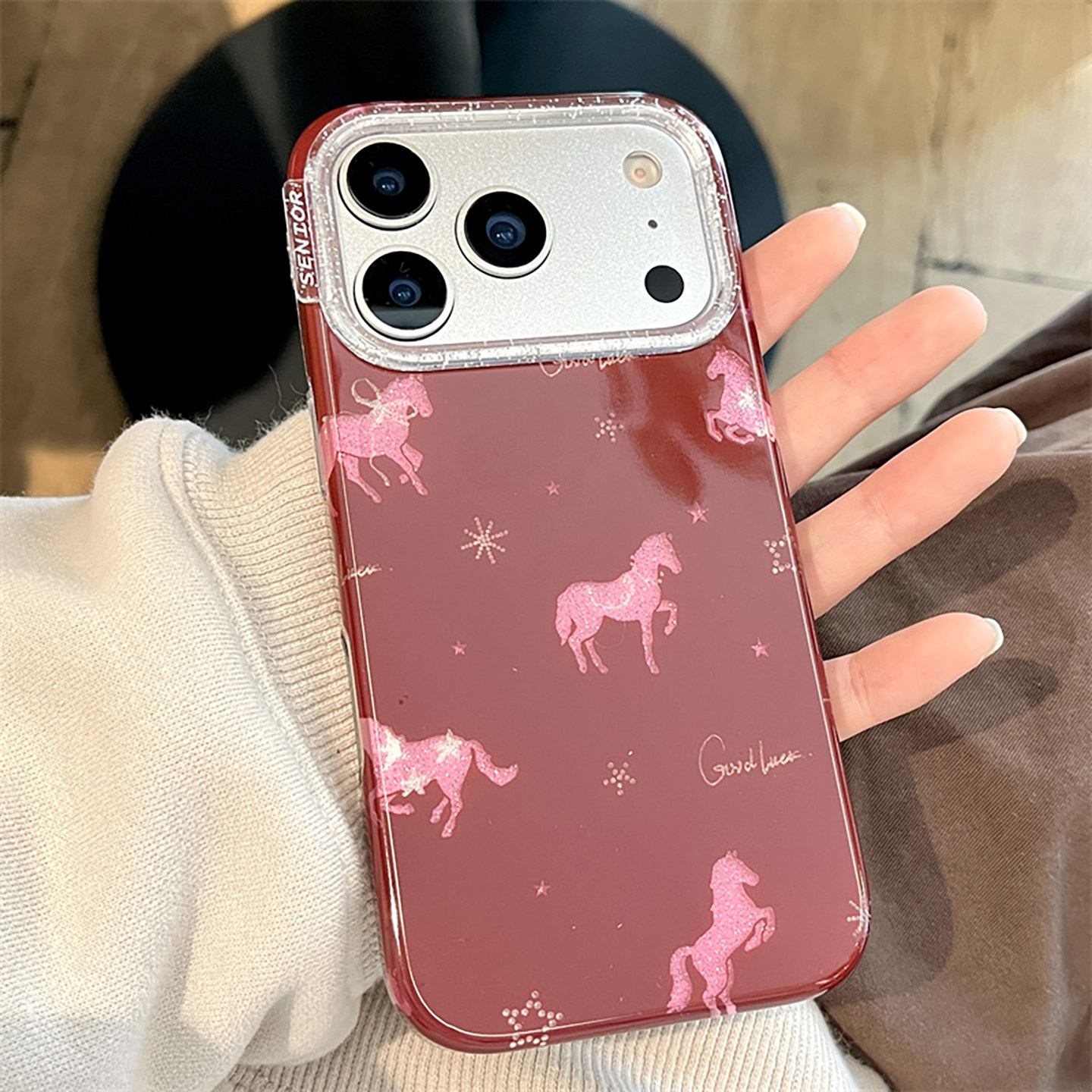 宁宁 新年酒红镂空闪粉小马双层防摔女iPhone17Promax MobileCase,收纳整理,手机收纳盒,淘宝优惠券,粉丝福利购,淘宝优惠卷