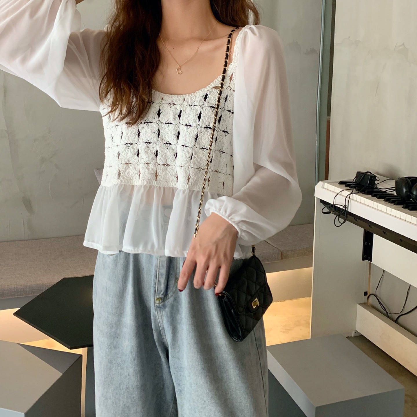 Real price new Korean clavicle lace stitching bubble sleeve shirt chiffon shirt