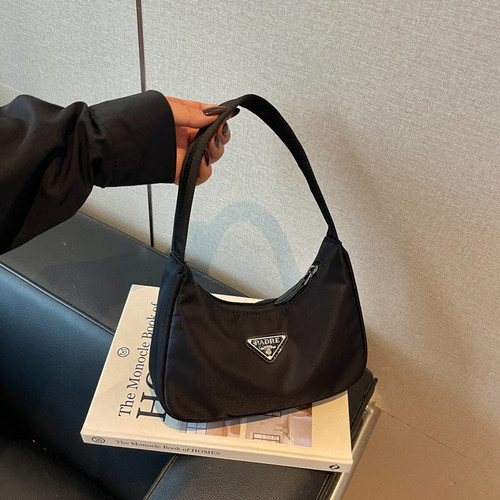 黑色尼龙月牙腋下包轻便通勤