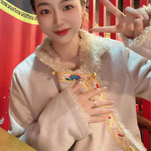 冬季藏式外套女西藏族服装藏袍绣花长绒保暖藏装上衣拉萨服民族风 - 封面