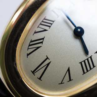 新款 瑞士机芯腕表 浴缸石英女表锷鱼皮漆皮黑18K包金小号椭圆时尚