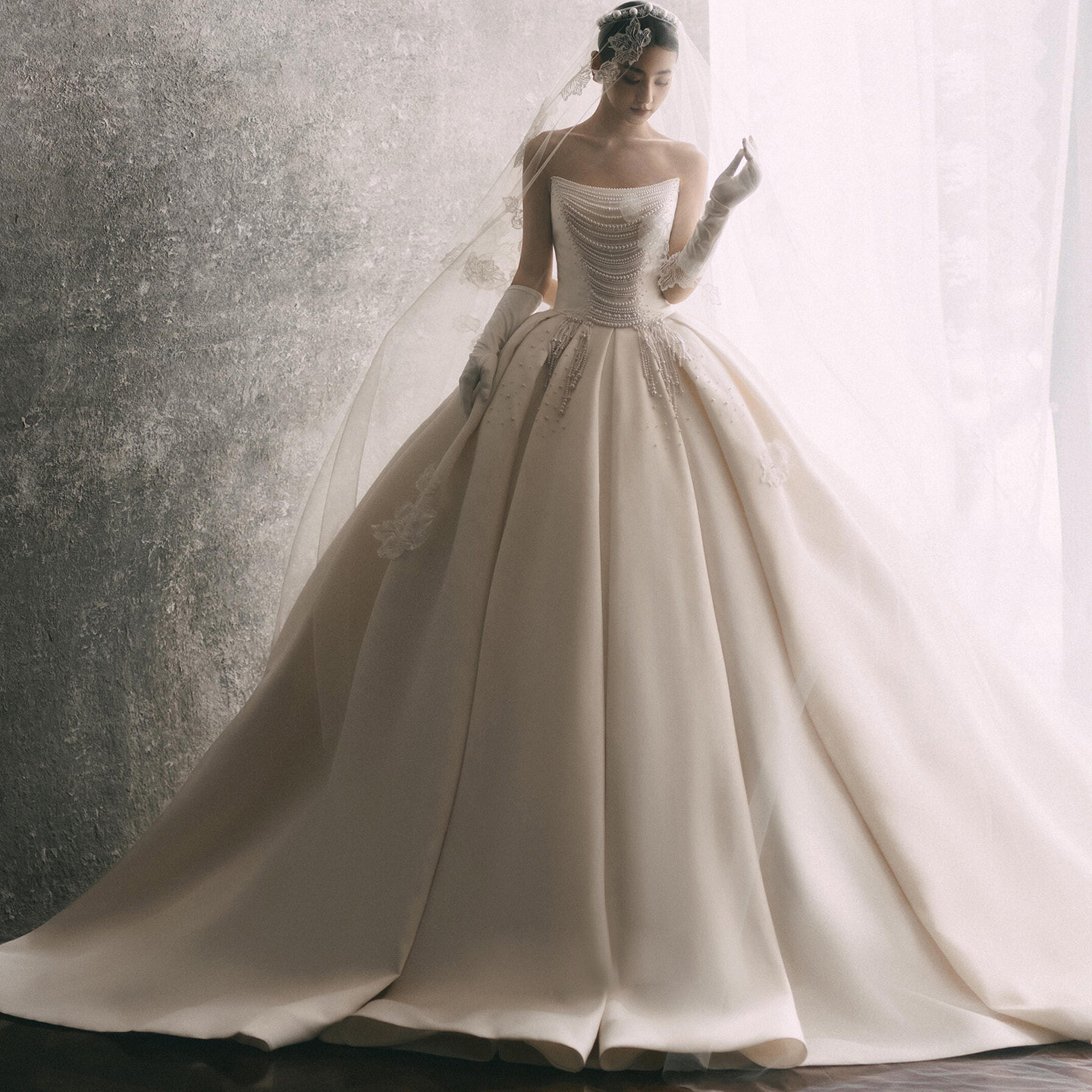 影楼拍照服装宫廷风室内缎面长婚纱重工钉拖尾高级感长款写真礼服