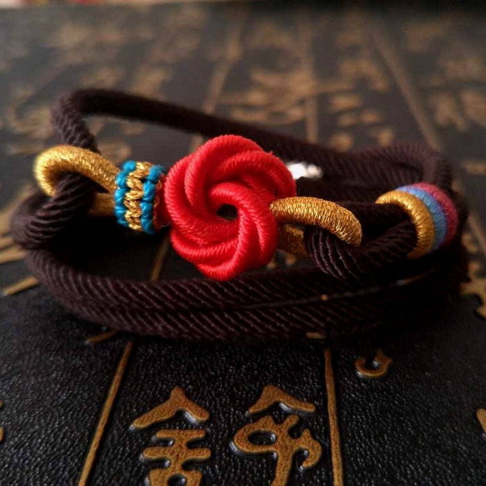 曼陀罗，梵文mandala。意译为坛场，以轮围具足或“聚集”为本意。指一切圣贤、一切功德的聚集之处。供曼扎是积聚福德与智慧最圆满而巧妙的方法，以曼达形式来供养整个宇宙，是很多方法中最快速，最简单，最圆满的。曼陀罗是僧人和藏民日常修习秘法时"心中宇宙图"。原创设计纯手工编织曼陀罗结手绳项链两用支持定制