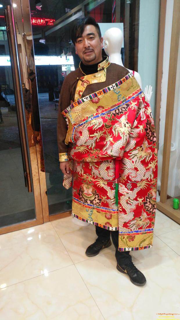 西藏传统藏服婚庆西藏藏装高端金卡三角枣红色棕色龙花纹男士藏袍