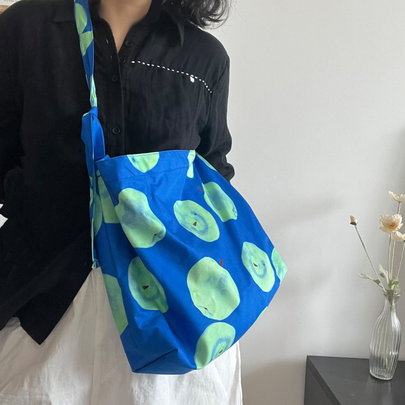 手绘涂鸦青苹果系带斜挎单肩包夏日胶囊通勤撞色印花大容量帆布包