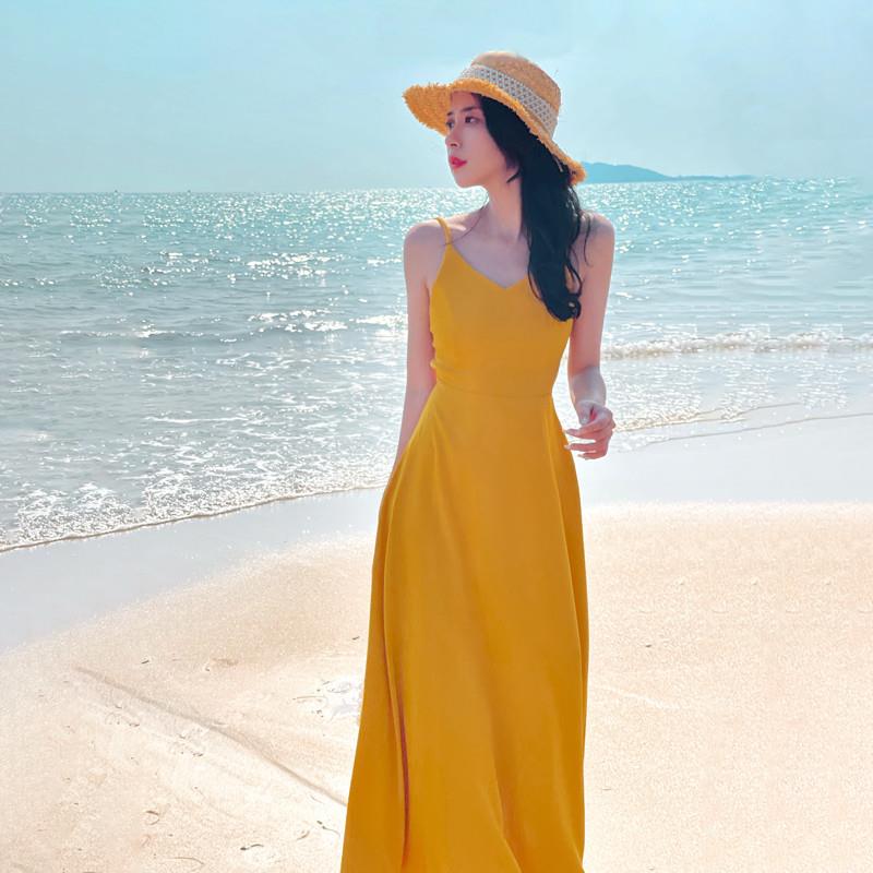 三亚多巴胺沙滩裙女海边度假性感露背吊带胸垫黄色连衣裙海岛穿搭