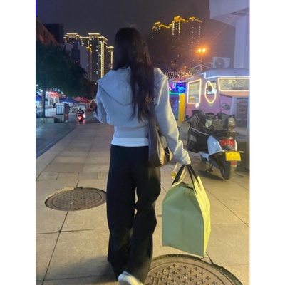 灰色短款卫衣外套女款开春穿搭春秋季内搭连帽正肩收腰修身上衣