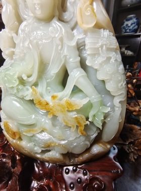 典藏级 顶奢观世音菩萨 新疆和田黄白种带翠籽料摆件 亮