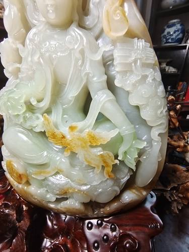 典藏级 顶奢观世音菩萨 新疆和田黄白种带翠籽料摆件 亮