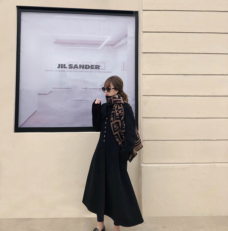 收腰显瘦花瓣领纽扣黑色羊毛大衣