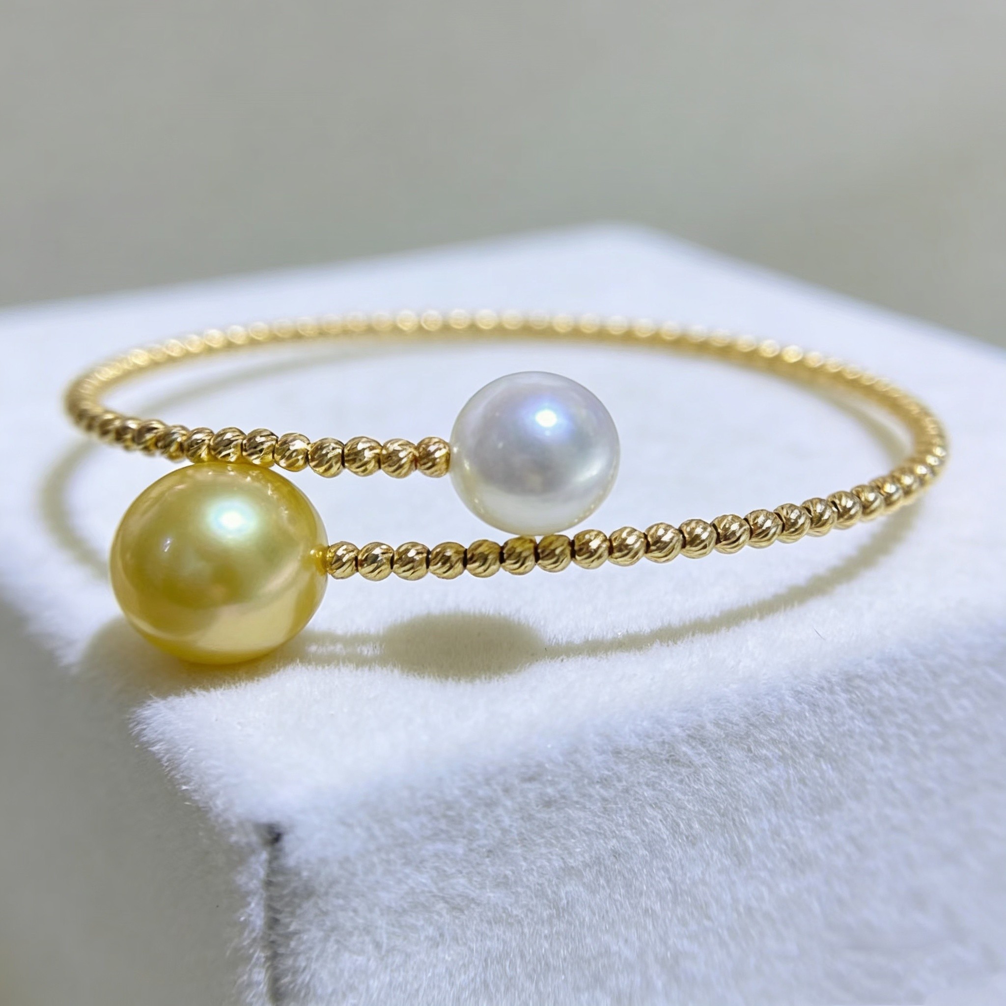 人造南洋珍珠金珠手镯女款2026新款爆款高级感轻奢小众设计感手饰