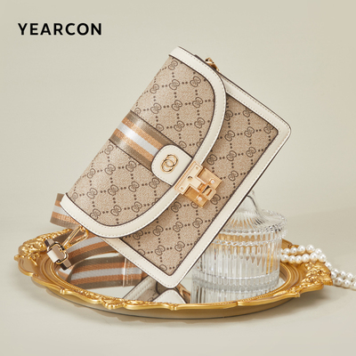 意尔康女包老花小方包S2W28117