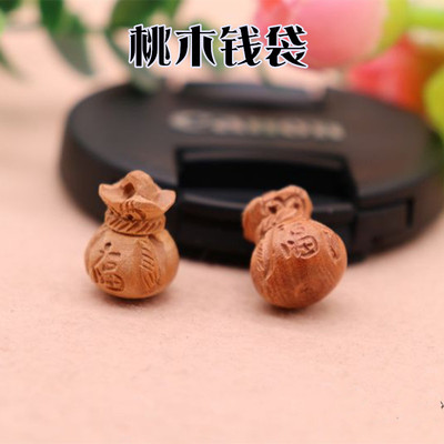 diy手编挂饰红绳桃木钱袋别针