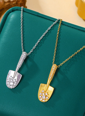 小红书新品轻奢金铲铲钛钢项链女独特设计时尚吊坠轻奢锁骨链饰品