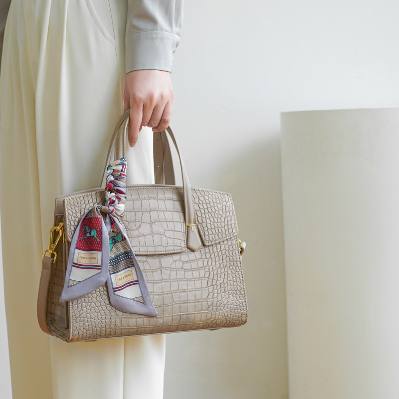 轻奢包包女2025新款小众高级感鳄鱼纹手提包大容量单肩斜挎妈妈包