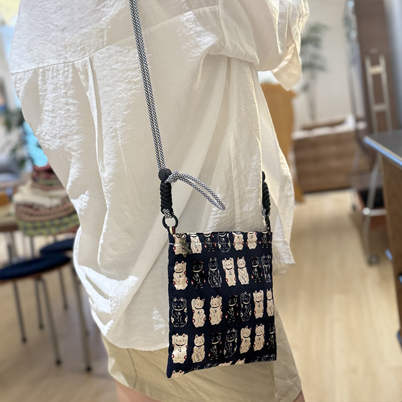 日系卡通猫咪手机包女2025新款通勤单肩斜挎小布包高级感手机袋