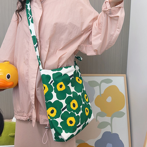 日韩小众原创花朵斜挎包大容量帆布袋子复合防水布艺单肩包学生