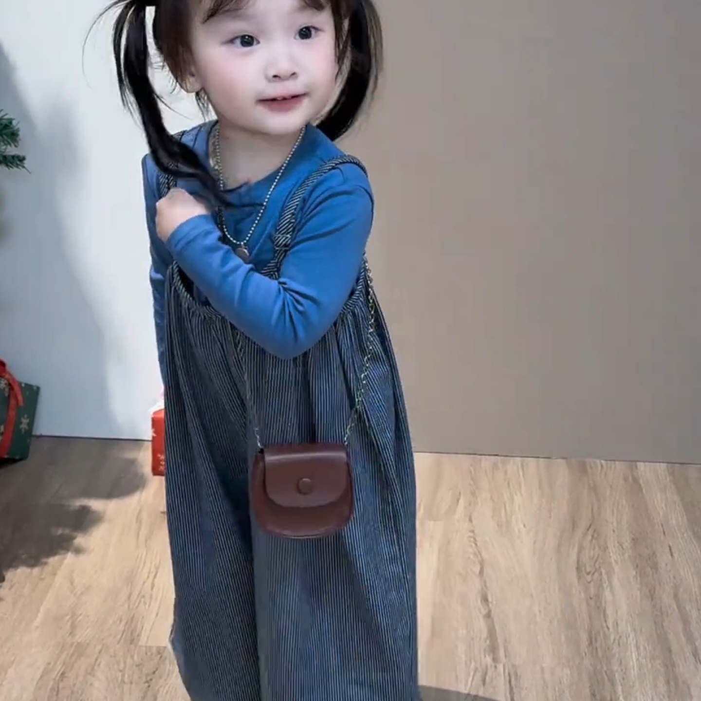 2026春秋季网红新款韩系女童蓝色条纹背带裤叠穿时髦显白洋气韩版