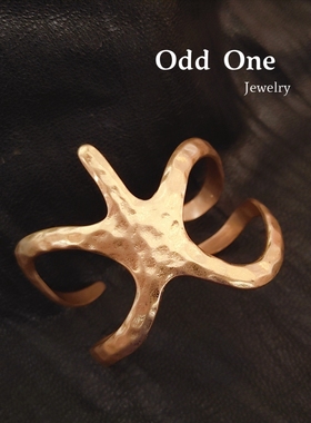 Odd One 复古做旧烧金色海洋风锤纹海星开口宽手镯