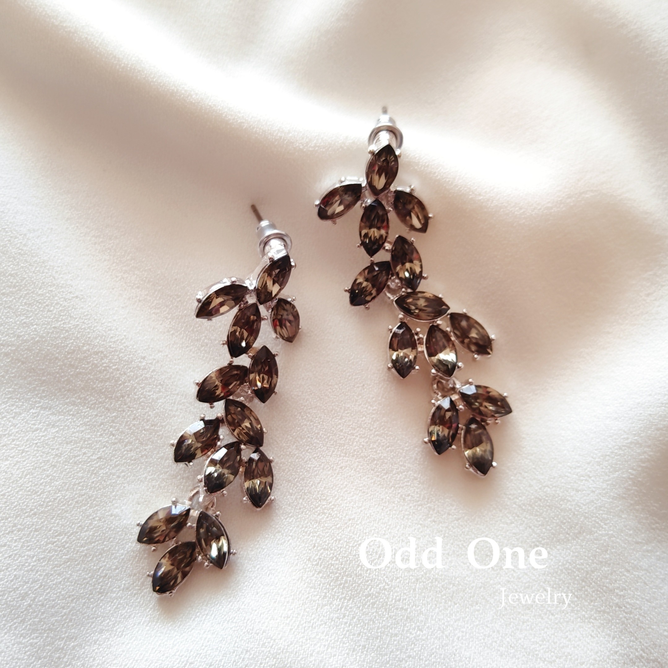 Odd One墨绿色水钻树叶耳环女小众设计感气质百搭耳饰