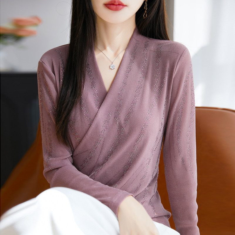 交叉V领烫钻针织长袖T恤女打底衫