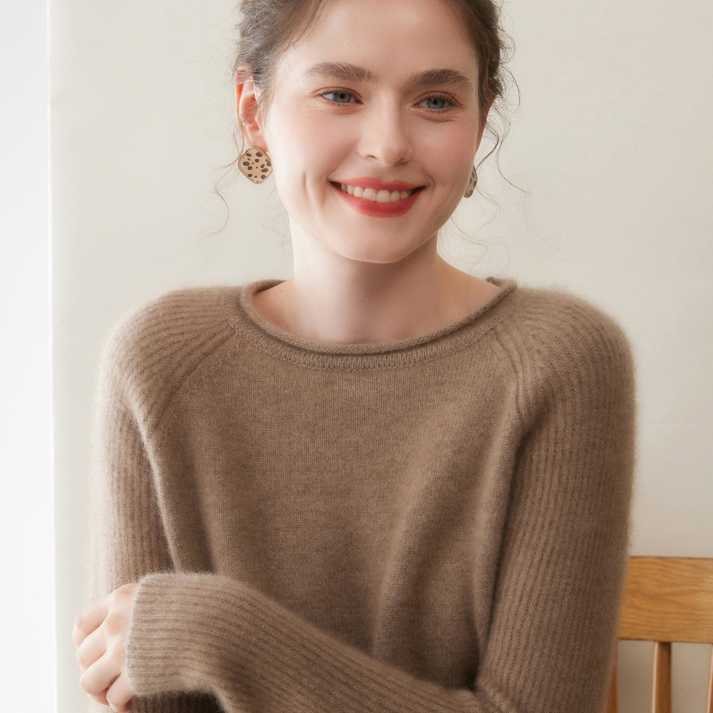 卷边圆领高端山羊绒衫女针织毛衣