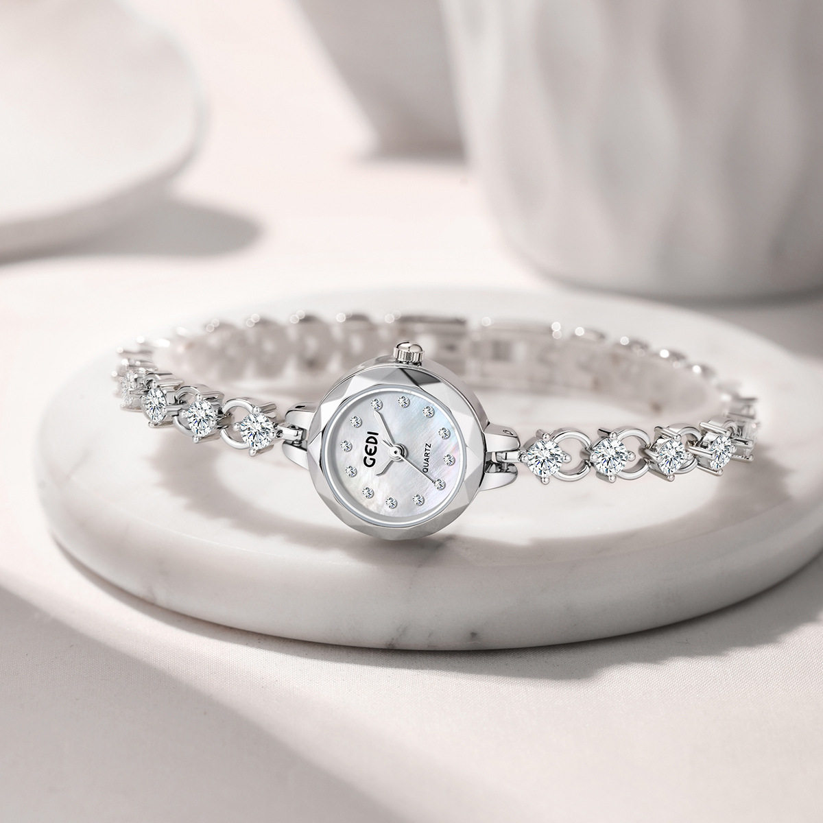 歌迪轻奢手链表贝母石英表女士小巧韩版时尚潮流气质女表高档女表