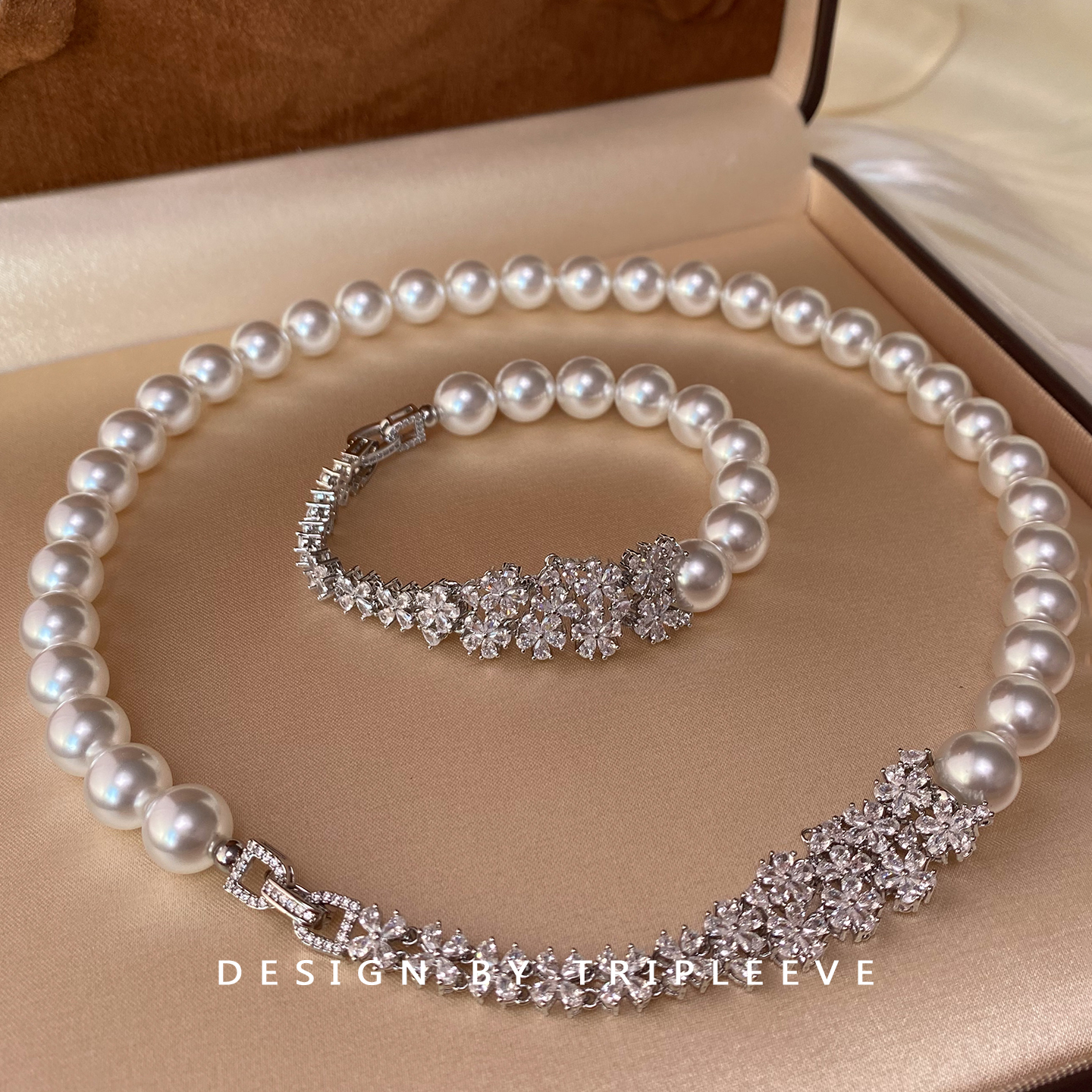 极光澳白珍珠项链繁花吊坠镶钻2025新款轻奢高级感锁骨颈链毛衣链