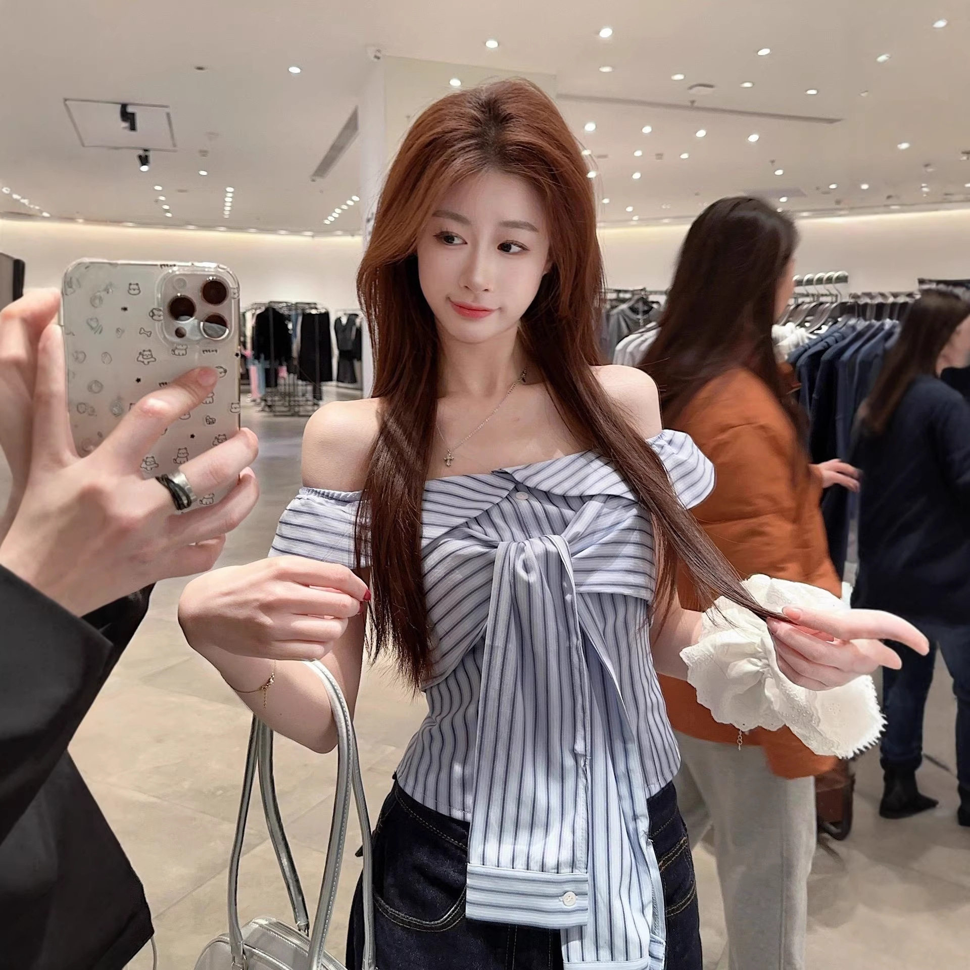 韩系设计感小众一字肩衬衫女春夏季别致绑带甜辣蓝色条纹短款上衣