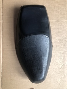 坐垫宽大厚实 铃木悦星125原装 蒙皮完好 无破无裂 坐垫