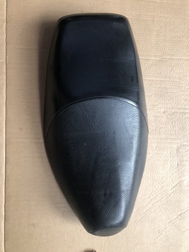 铃木悦星125原装坐垫，无破无裂，蒙皮完好，坐垫宽大厚实。