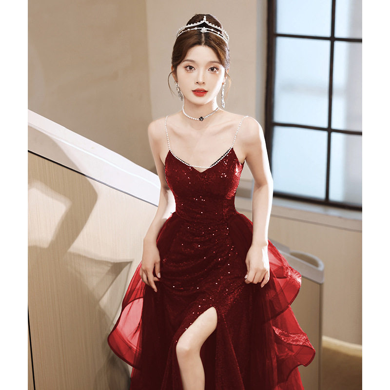 吊带敬酒服新娘2025年新款酒红色亮片高级感结婚晚宴订婚晚礼服裙