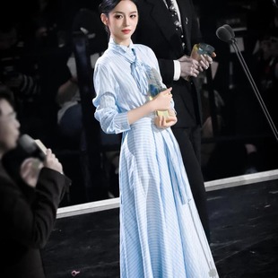 周也同款法式蓝色条纹系带连衣裙女2026春季温柔气质收腰衬衫长裙