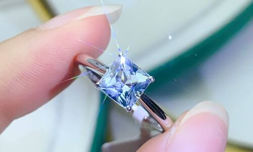 18K金镶嵌天然海蓝宝戒指，主石1.35ct 总重2.92g