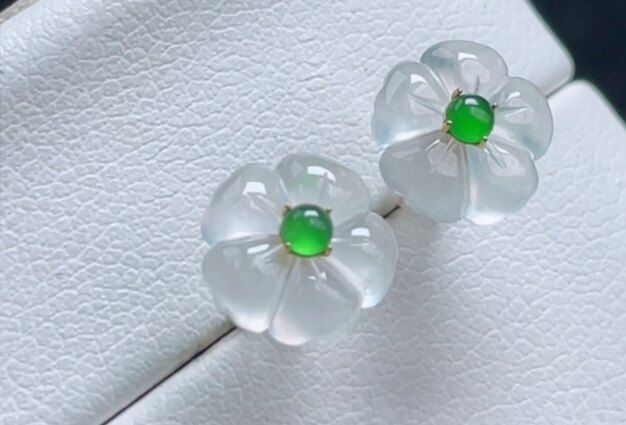 18k金扣镶嵌天然翡翠 花朵耳钉一对，裸石尺寸8/2.4mm