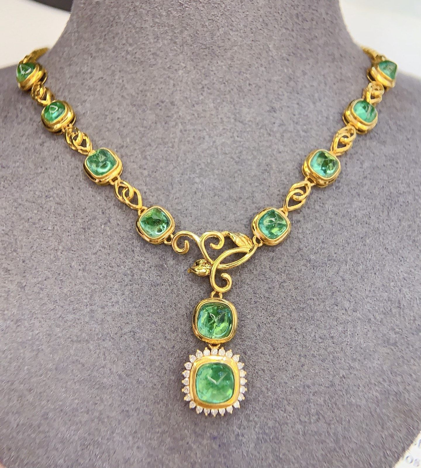 18k天然祖母绿项链 总重：9.28克主石：8克拉钻石：28颗