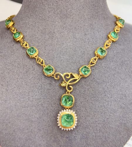 18k天然祖母绿项链 总重：9.28克主石：8克拉钻石：28颗