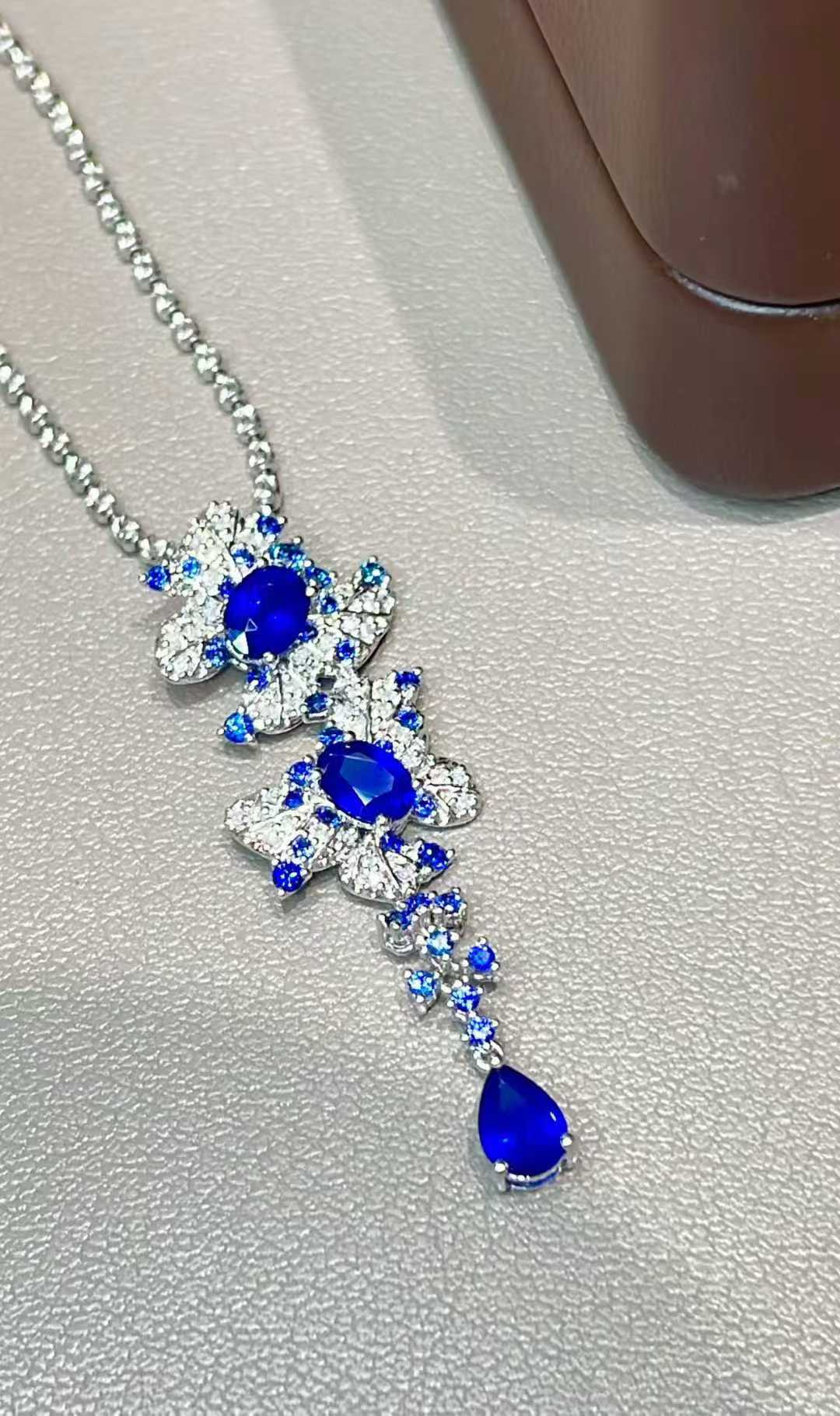 18k金钻石蓝宝镶嵌天然皇家蓝蓝宝石吊坠，主石：1.6-1.85克拉，
