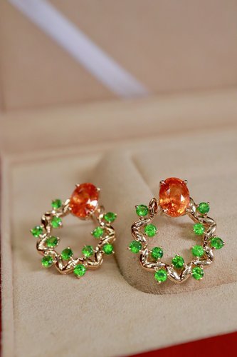 18K金镶嵌芬达石沙弗来耳钉，主石3.135克拉 沙弗来1.2ct