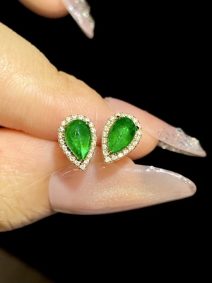 18K天然祖母绿耳钉，主石：0.8ct，钻石：0.101ct 重量：1.57g
